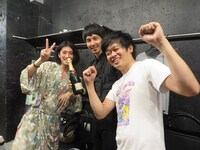 シャンパンを届けに来たジンカーズ馬場（左）。