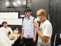 酸素の力を試してみるラブレターズ塚本（右）。