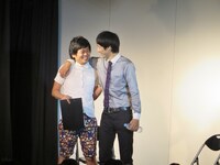 「グランドフィナーレ＆ザンゼンジトークショー」オープニングで肩を組んで登場したザンゼンジ。