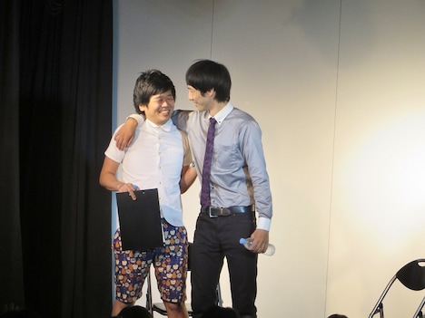 「グランドフィナーレ＆ザンゼンジトークショー」オープニングで肩を組んで登場したザンゼンジ。