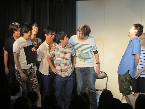 偉業自慢を邪魔され、散々酔っぱらった森田にイジられる井口。