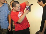 げんしじんからの応援メッセージを披露するともしげ。