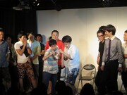 シャッターチャンスを狙う井口と三四郎・小宮。