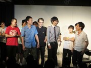 伝説のイベントをさせられそうになるエルシャラカーニ・セイワ（右）。