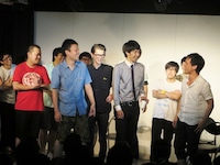 伝説のイベントをさせられそうになるエルシャラカーニ・セイワ（右）。