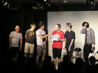 モグライダーのライブを応援する「6人のライブ」メンバーたち。