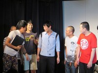 武田に厚着をさせたことをまだ悔やんでいるドリーマーズ坂本（中央）。