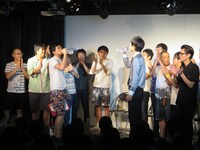 中村が組んできた水を飲むザンゼンジ。感想は「ぬるい」。