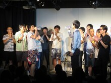 中村が組んできた水を飲むザンゼンジ。感想は「ぬるい」。