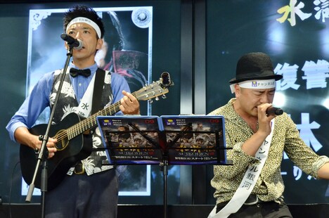 「もしかしてだけど」の「水滸伝」バージョンを披露する、どぶろっく。