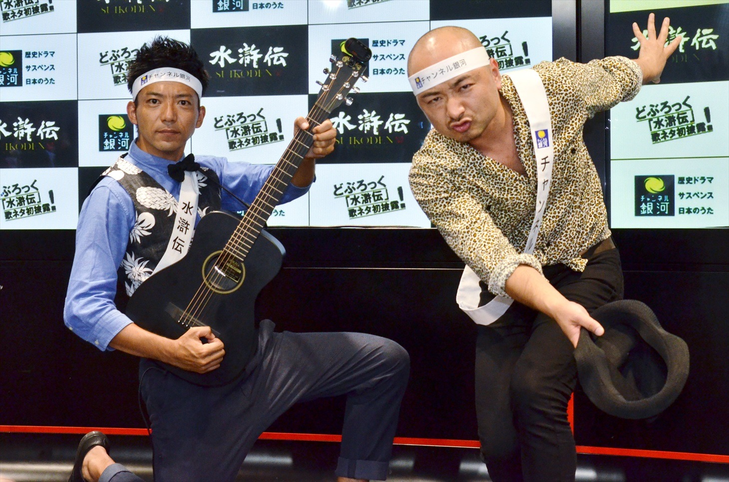 中国歴史ドラマ「水滸伝」の放送開始記念記者発表に出演した、どぶろっく。