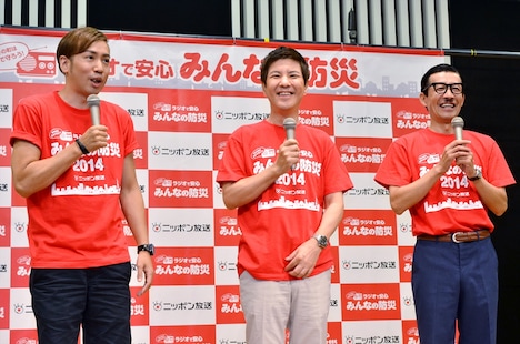 関根勤（中央）とイワイガワ。