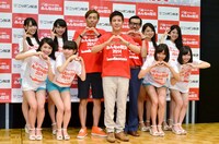 ニッポン放送の特別番組「ラジオで安心 みんなの防災 2014」の記者発表に登場した関根勤（中央）とイワイガワ、さんみゅ～。