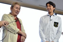 （左から）ビートたけし、森且行選手。