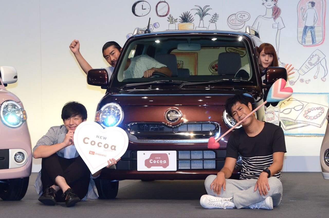 パンサー菅（車中左）とトリンドル玲奈の記念撮影の様子。