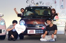 パンサー菅（車中左）とトリンドル玲奈の記念撮影の様子。