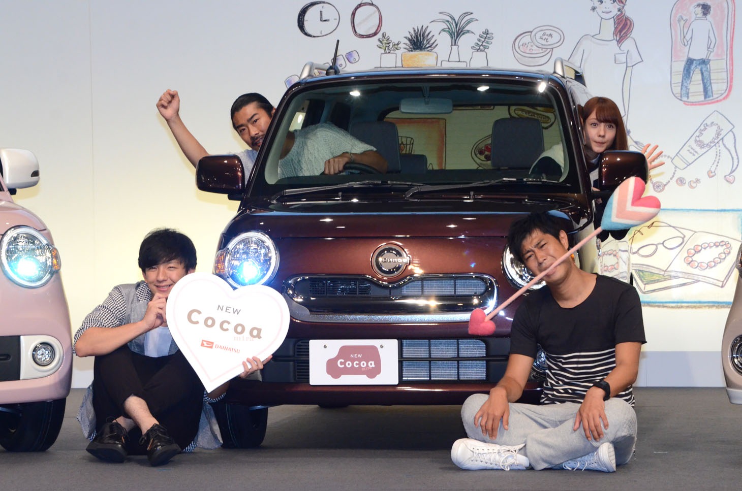 パンサー菅（車中左）とトリンドル玲奈の記念撮影の様子。