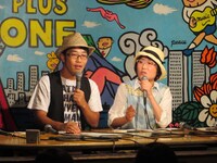 MCのドランクドラゴン鈴木とオアシズ光浦（左から）。