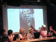 横浜中華街の薬局が屋外に置いている自由図書。