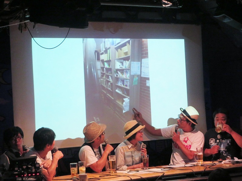 横浜中華街の薬局が屋外に置いている自由図書。