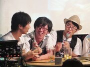 マイクを忘れてしゃべるキングオブコメディ高橋（左）。