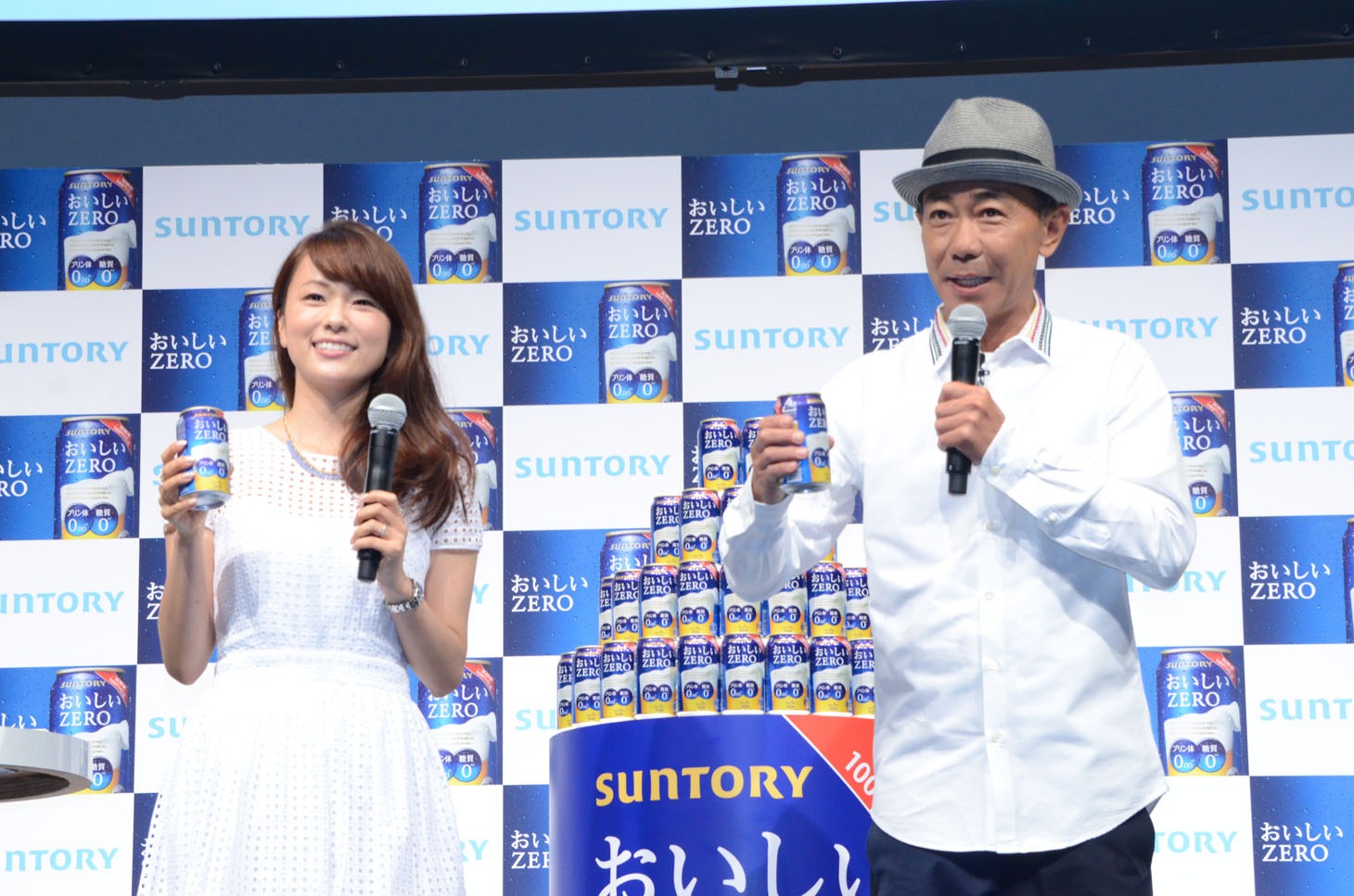 乾杯の音頭をとる木梨憲武（右）と本田朋子アナウンサー。