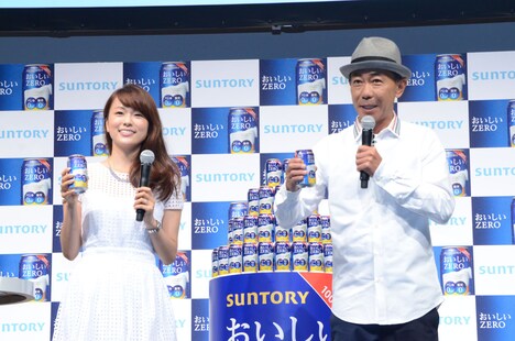 乾杯の音頭をとる木梨憲武（右）と本田朋子アナウンサー。