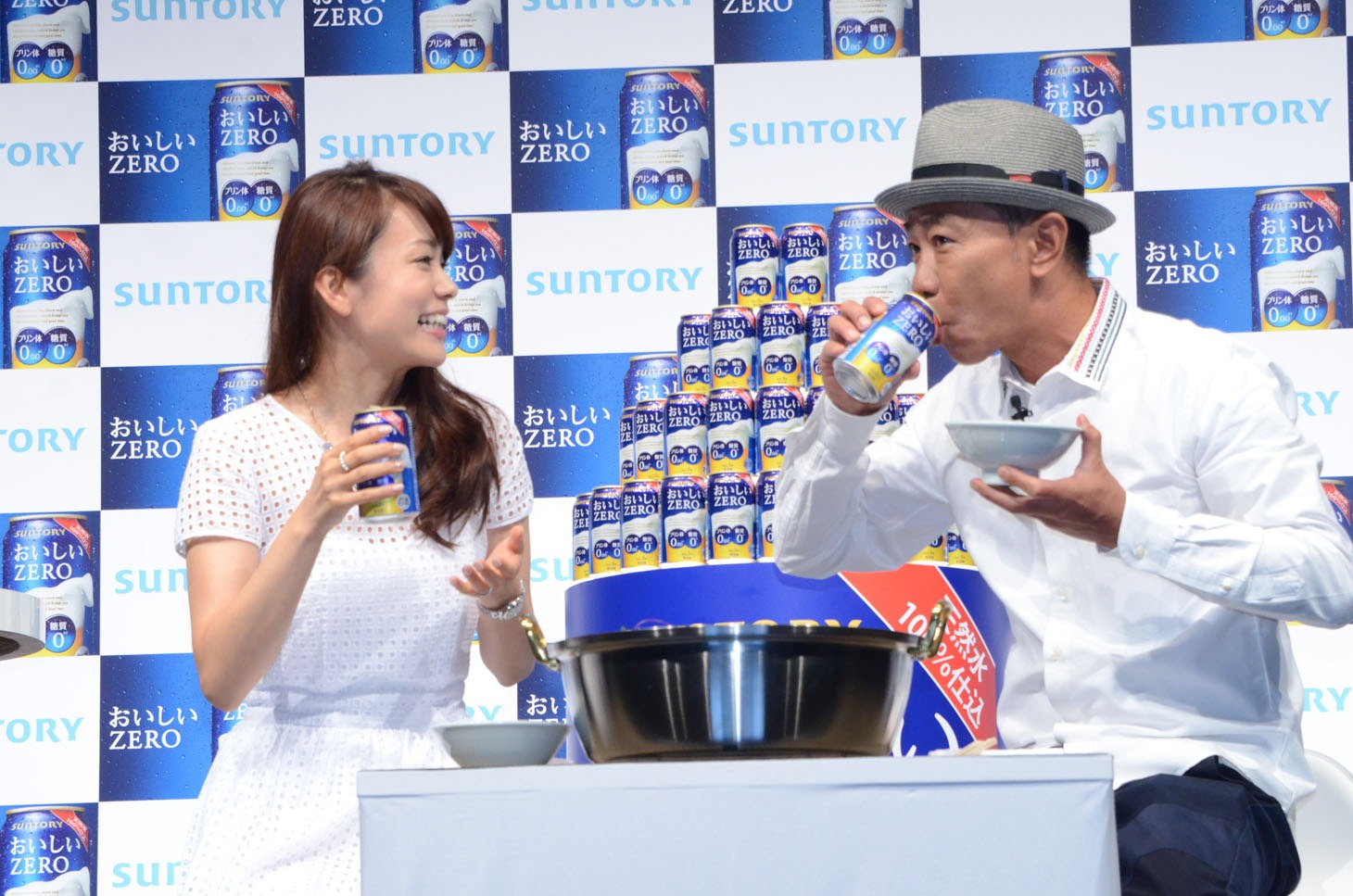 振分親方からの差し入れられたちゃんこ鍋を堪能する木梨憲武（右）。