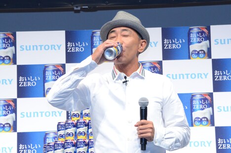 「おいしいZERO」を味わう木梨憲武。