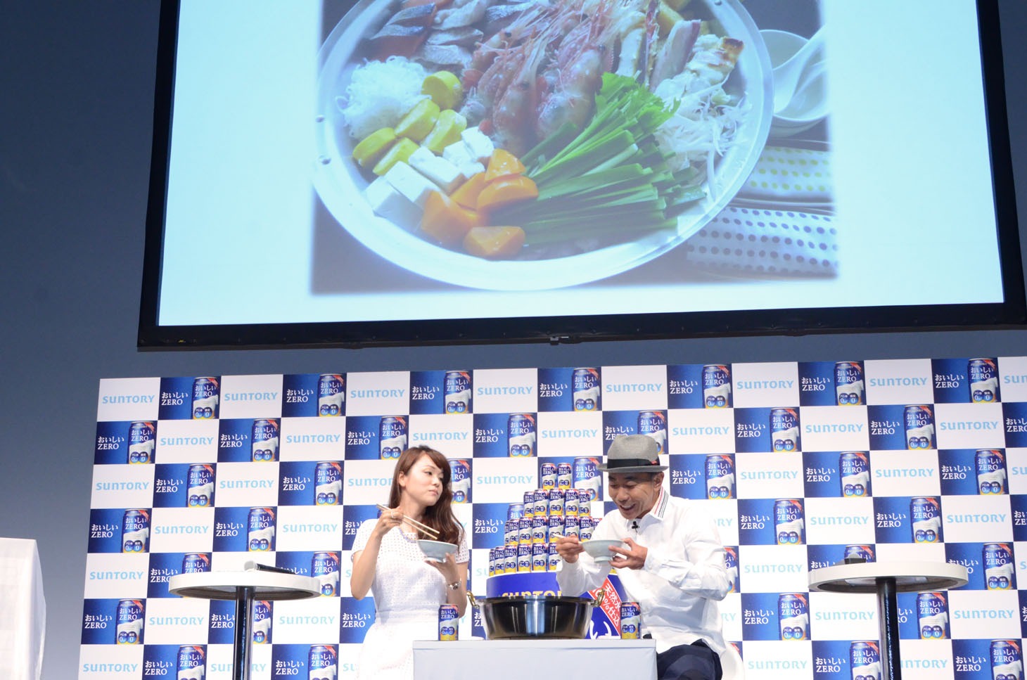 振分親方からの差し入れられたちゃんこ鍋を堪能する木梨憲武（右）。