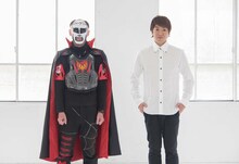 「ニュータウン」のビデオクリップでサカノウエヨースケ（右）と共演している鉄拳（左）。