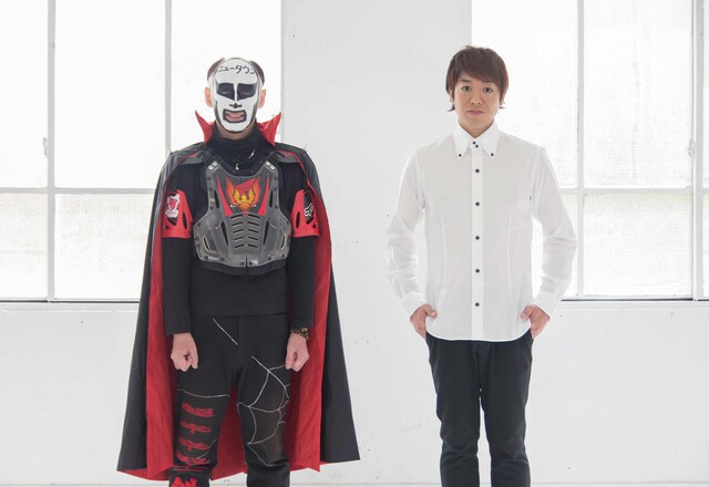 「ニュータウン」のビデオクリップでサカノウエヨースケ（右）と共演している鉄拳（左）。