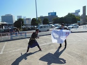 大きな旗を用意した武将様とゴエ爺。