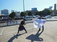 大きな旗を用意した武将様とゴエ爺。