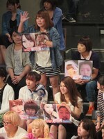 客席に座る「美撮りクイーンコンテスト」出場者たち。