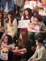 客席に座る「美撮りクイーンコンテスト」出場者たち。