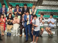 ほっしゃん。のトロフィーを代わりに受け取るラフレクラン。