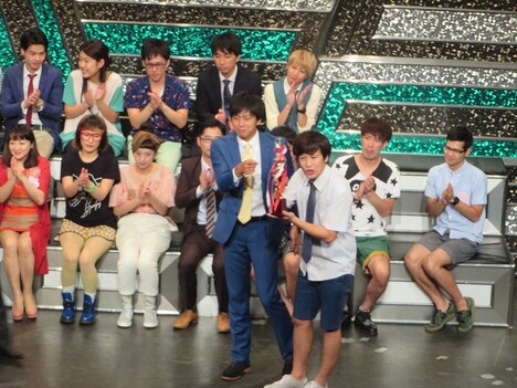 ほっしゃん。のトロフィーを代わりに受け取るラフレクラン。