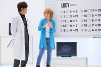 （左から）陣内智則、川栄李奈。(c)2014 Universal Pictures