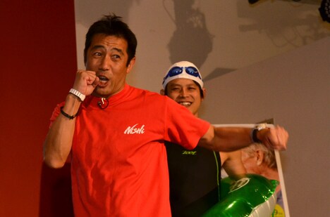 シャドーボクシングをしながら「素直、謙虚、感謝や！」と挨拶する森脇健児。