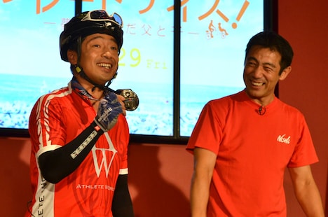 アイアンマンレースで完走したことをアピールする安田大サーカス・団長安田（左）。