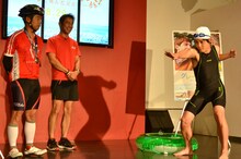 水泳にまつわるギャグを披露するオジンオズボーン篠宮（右）。