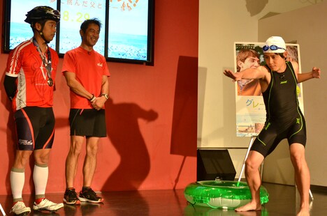 水泳にまつわるギャグを披露するオジンオズボーン篠宮（右）。