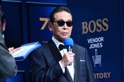 司会の元フジテレビアナウンサー・福井謙二とトークを繰り広げるタモリ。