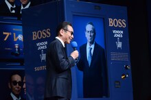 トミー・リー・ジョーンズの声が出る自動販売機との掛け合いを披露するタモリ。