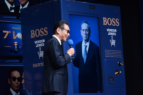 トミー・リー・ジョーンズの声が出る自動販売機との掛け合いを披露するタモリ。