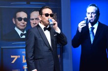 プレミアムボスを味わうタモリ。