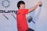 ボルダリングに挑戦する相田。