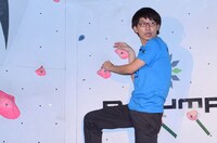 ボルダリングに挑戦する小宮。