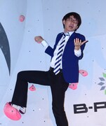 ボルダリングに挑戦しながら司会にツッコむ小宮。